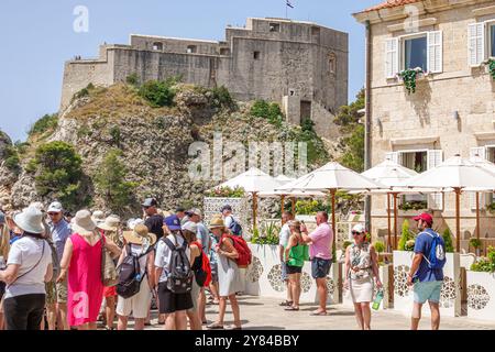 Dubrovnik Croazia, città vecchia, terrazza Brsalje Street plaza, Fort Lovrijenac Tvrdava, storica fortezza medievale di San Lorenzo, ombrelloni ristorante Nautika Foto Stock