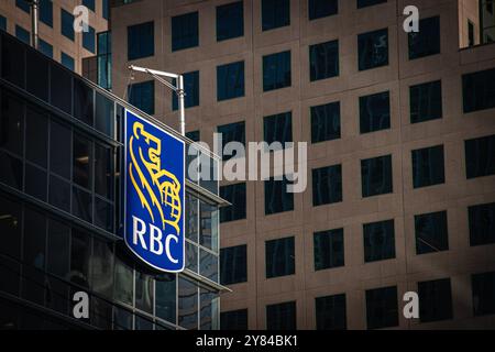 Simbolo RBC visualizzato sull'edificio. La Royal Bank of Canada è un istituto finanziario canadese che fornisce una gamma di servizi bancari e finanziari Foto Stock