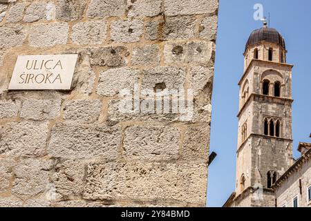 Dubrovnik Croazia, città vecchia, cartello stradale Ulica Siroka, chiesa e monastero francescano, samostan Franjevacki i crkva, campanile, esterno Foto Stock