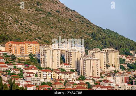 Dubrovnik, Croazia, Porto Gruz, Porto di Luka, Mar Adriatico, ripidi edifici residenziali in collina, Srdj Foto Stock