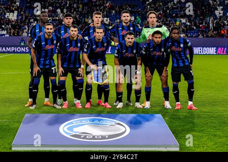 GELSENKIRCHEN, GERMANIA - 2 OTTOBRE: Odilon Kossounou di Atalanta BC, Raoul Bellanova di Atalanta BC, Charles De Ketelaere di Atalanta BC, Berat Djimsiti di Atalanta BC, Marco Carnesecchi di Atalanta BC, Davide Zappacosta di Atalanta BC, Lazar Samardzic di Atalanta BC, Marten de Roon di Atalanta BC, Sead Kolasinac, Ederson di Atalanta BC e Ademola Lookman di Atalanta BC posano per una foto della squadra prima della partita di UEFA Champions League 2024/25 fase MD2 tra FC Shakhtar Donetsk e Atalanta BC all'Arena AufSchalke il 2 ottobre 2024 a Gelsenkirchen, Germania. (Foto di Ren Foto Stock