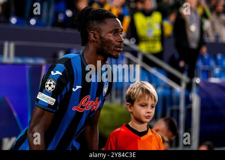 GELSENKIRCHEN, GERMANIA - 2 OTTOBRE: Odilon Kossounou dell'Atalanta BC esce prima della partita di UEFA Champions League 2024/25 fase MD2 tra FC Shakhtar Donetsk e Atalanta BC all'Arena AufSchalke il 2 ottobre 2024 a Gelsenkirchen, Germania. (Foto di Rene Nijhuis) Foto Stock