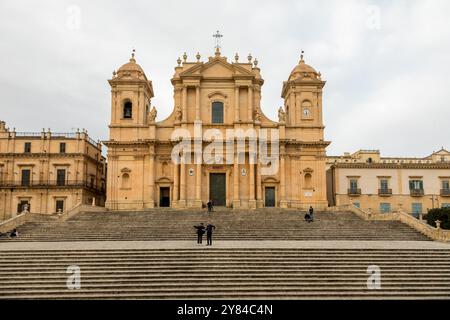 Noto Sicily, cattedrale barocca siciliana del XVIII secolo, con una cupola neoclassica. Foto Stock