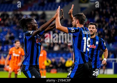 GELSENKIRCHEN, GERMANIA - 2 OTTOBRE: Berat Djimsiti dell'Atalanta BC festeggia con Odilon Kossounou dell'Atalanta BC dopo aver segnato il primo gol della sua squadra durante la fase MD2 di UEFA Champions League 2024/25 tra FC Shakhtar Donetsk e Atalanta BC all'Arena AufSchalke il 2 ottobre 2024 a Gelsenkirchen, Germania. (Foto di Rene Nijhuis) Foto Stock