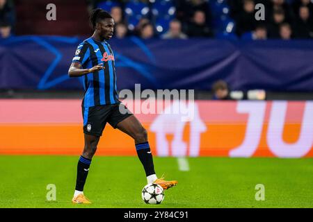 GELSENKIRCHEN, GERMANIA - 2 OTTOBRE: Odilon Kossounou dell'Atalanta BC controlla la palla durante la fase MD2 della UEFA Champions League 2024/25 tra l'FC Shakhtar Donetsk e l'Atalanta BC all'Arena AufSchalke il 2 ottobre 2024 a Gelsenkirchen, Germania. (Foto di Rene Nijhuis) Foto Stock