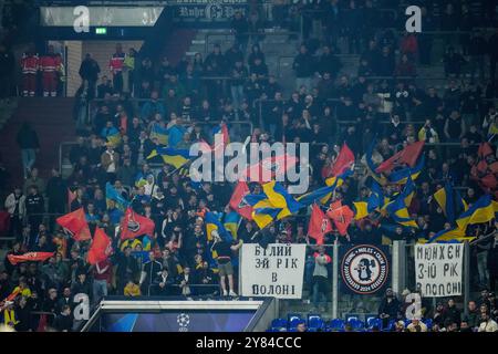 GELSENKIRCHEN, GERMANIA - 2 OTTOBRE: I tifosi del FC Shakhtar Donetsk mostrano il loro sostegno durante la fase MD2 della UEFA Champions League 2024/25 tra il FC Shakhtar Donetsk e l'Atalanta BC all'Arena AufSchalke il 2 ottobre 2024 a Gelsenkirchen, Germania. (Foto di Rene Nijhuis) Foto Stock