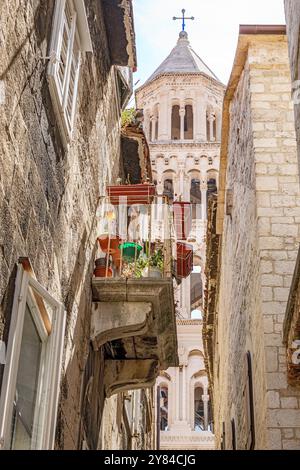 Spalato Croazia, città vecchia, via Ulica Kraj Svetog Ivana, Campanile di San Domnio, Zvonik svetoga Duje, vista dal vicolo stretto della strada pedonale, risiedi Foto Stock