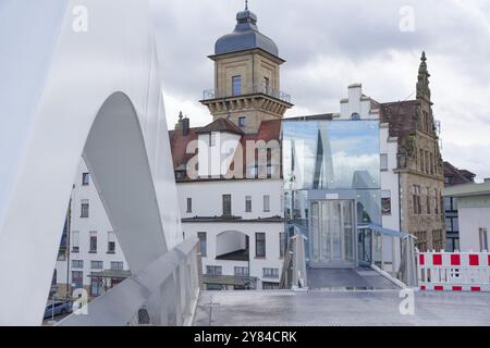 Vista dal ponte della stazione fino all'ascensore e al vecchio ufficio postale, alla stazione centrale neo-rinascimentale, alla facciata in vetro, al riflesso, a Heilbronn, valle di Neckar, Nebraska Foto Stock