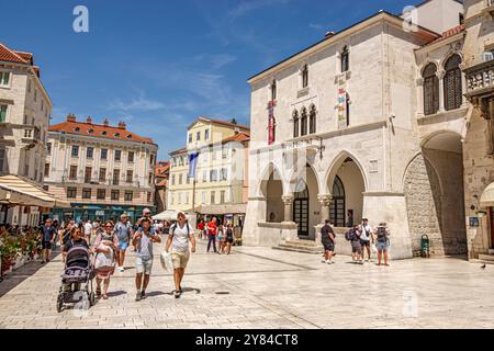 Spalato Croazia, città Vecchia, Piazza del popolo Narodni trg Pjaca, Municipio della città Vecchia Stara gradska vijecnica, Museo delle finestre gotiche, Europa Croata, trave visitatori Foto Stock