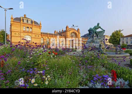 Residenza Schwerin, Patrimonio dell'Umanità, stazione ferroviaria con facciate riccamente decorate, circondata da fiori fioriti e da un'incantevole fontana Foto Stock