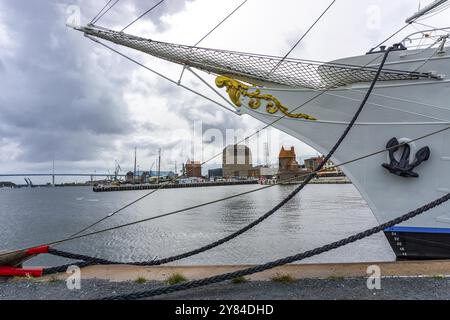 L'ex nave da addestramento Gorch Fock i, nel porto della città anseatica e sito patrimonio dell'umanità dell'UNESCO, Stralsund, oggi nave museo, Meckl Foto Stock