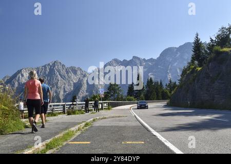 Turisti sulla strada panoramica Rossfeld vicino a Berchtesgaden con l'Hoher Goell, Baviera, Germania, Europa Foto Stock