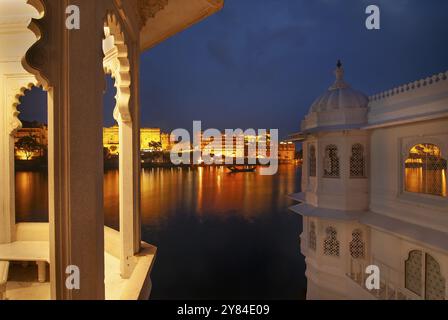 Illuminato Lake Palace Hotel e City Palace, Maharana o Maharaja di Udaipur, Lake Pichola, Udaipur, Rajasthan, India, Asia Foto Stock