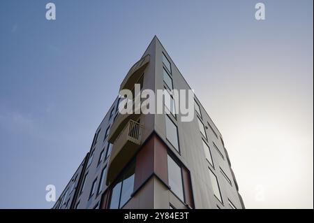 Angolo di un edificio moderno con grandi finestre e balconi, cielo sullo sfondo, Sandnes, Fylke Rogaland, Norvegia, Europa Foto Stock