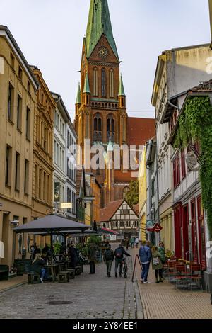 Il centro storico di Schwerin, Buschstrasse, vicolo con molti ristoranti, St.-Marien-Dom zu Schwerin, Meclemburgo-Vorpommern, Germania, Europa Foto Stock