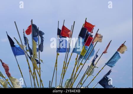 Bandiere colorate che sventolano su pali di metallo di fronte a un cielo blu all'aperto, estate, le Grau-du-ROI, Gard, Mediterraneo, Francia, Europa Foto Stock