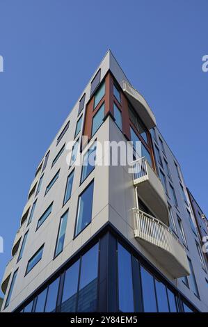 Di un edificio moderno con grandi finestre e balconi che si affacciano su un cielo azzurro, Sandnes, Fylke Rogaland, Norvegia, Europa Foto Stock