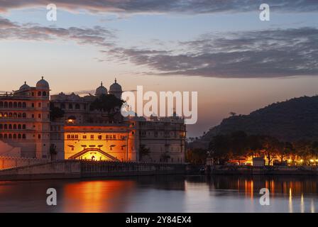 Palazzo della città illuminato, Maharana o Maharaja di Udaipur, Lago Pichola, Udaipur, Rajasthan, India, Asia Foto Stock