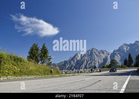 Turisti sulla strada panoramica Rossfeld vicino a Berchtesgaden con l'Hoher Goell, Baviera, Germania, Europa Foto Stock