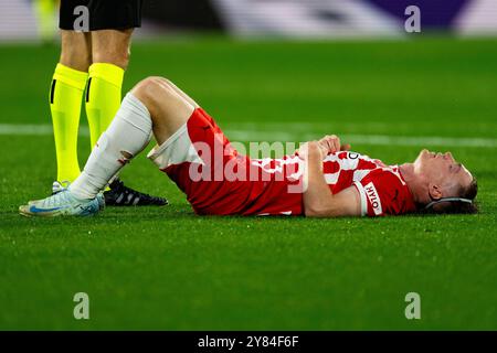 Girona, Spagna. 2 ottobre 2024. Tsygankov (Girona FC) viene visto ferito durante la partita di Champions League tra Girona FC e Feyenoord Rotterdam, allo stadio Montilivi il 2 ottobre 2024 a Girona, in Spagna. Foto: Siu Wu credito: dpa/Alamy Live News Foto Stock