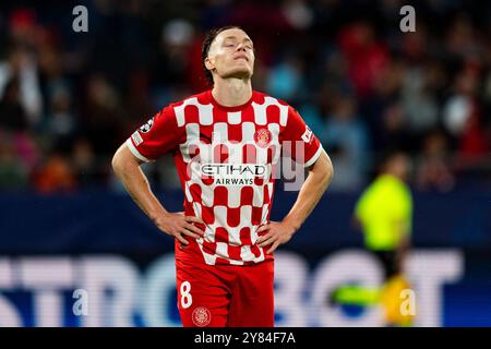 Girona, Spagna. 2 ottobre 2024. Tsygankov (Girona FC) viene visto ferito durante la partita di Champions League tra Girona FC e Feyenoord Rotterdam, allo stadio Montilivi il 2 ottobre 2024 a Girona, in Spagna. Foto: Siu Wu credito: dpa/Alamy Live News Foto Stock