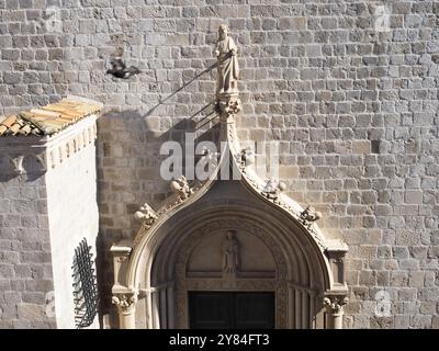 Scultura, scultura in pietra, figura di un santo sopra il portale di una chiesa, città vecchia di Dubrovnik, Dalmazia, Croazia, Europa Foto Stock