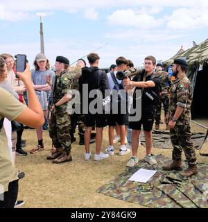 2024 Bray Air display, Bray, County Wicklow, Irlanda; membro delle Irish Defence Forces con uno spettatore e uno SRAAW un cannone a corto raggio anti-armatura. Foto Stock