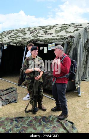 2024 Bray Air display, Bray, County Wicklow, Irlanda; spettatore che parla con un membro delle Irish Defence Forces; soldato donna. Foto Stock