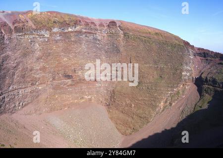 Il Vesuvio è l'unico vulcano attivo sulla terraferma europea. Si trova sul golfo di Napoli, nella regione italiana della Campania, a nove chilometri da Foto Stock