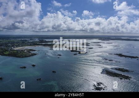 Vista aerea della costa di Plouguerneau con isole al largo alla foce del Canale della Manica nell'Oceano Atlantico, Leon, Finistere Penn-ar-be Foto Stock