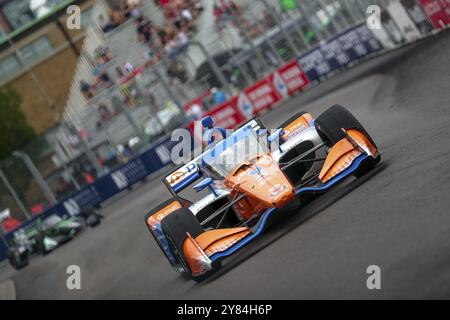 SCOTT DIXON (9) di Auckland, nuova Zelanda corre per le strade durante l'Honda Indy Toronto a Toronto, ON, CAN Foto Stock