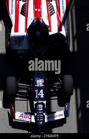 La vettura di SANTINO FERRUCCI (14) di Woodbury, Connecticut viene trainata dalla Gasoline Alley alla pit Road prima di una sessione di prove per la Indianapolis Foto Stock