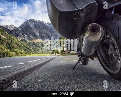 Moto su strada alpina in Svizzera Foto Stock