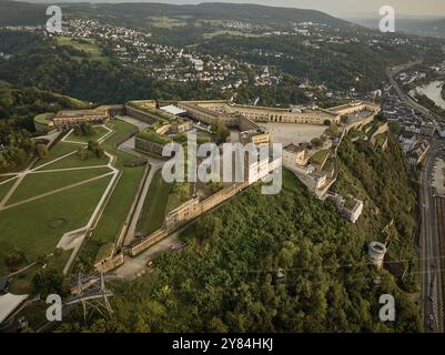 La fortezza di Ehrenbreitstein si trova a 118 metri sopra il Reno, di fronte alla foce della Mosella con il Deutsches Eck a Coblenza. Ehrenbreitstein F. Foto Stock