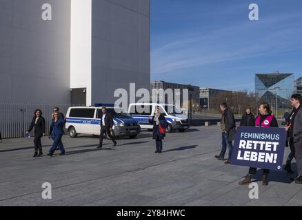 Germania, Berlino, 01.03.2023, le organizzazioni umanitarie accolgono con favore le strategie femministe, le agenzie umanitarie e le organizzazioni di sviluppo accolgono favorevolmente le strategie femministe Foto Stock