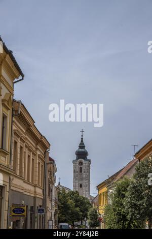 Splendida città e strada con la chiesa di San Francesco. Centro storico di giorno. Tempo estivo nella città di cinque chiese, Pecs, Ungheria, Euro Foto Stock