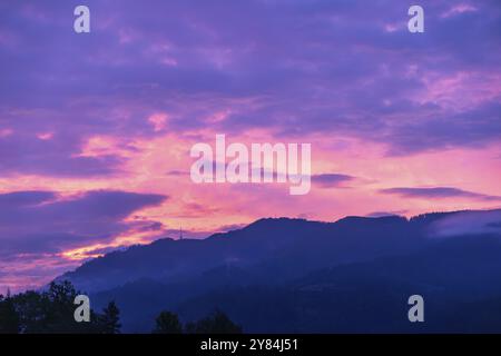 Atmosfera nuvolosa di fronte all'alba, all'alba sulla catena montuosa, Berg Mugel, Leoben, Stiria, Austria, Europa Foto Stock