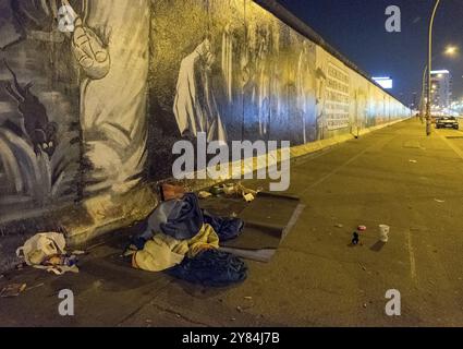 Germania, Berlino, 09.02.2018, autobus freddo della missione della città di Berlino, ha adottato il luogo di riposo (campo) dei senzatetto, East Side Gallery, Europa Foto Stock