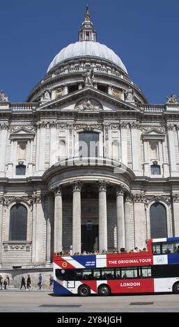 St Pauls Londra Regno Unito - 12 maggio 2019: Tour in autobus fuori dalla Cattedrale di St Pauls Foto Stock