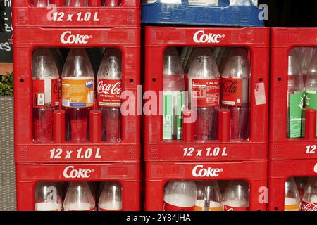 Bottiglie vuote di plastica del marchio Coca Cola in una cassa per bevande, Germania, Europa Foto Stock