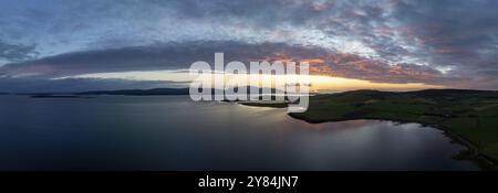 Tramonto con banda nuvolosa sulla costa di Scapa Flow con vista sull'isola di Hoy, drone shot, Orphir, Orkney, Scozia, gran Bretagna Foto Stock