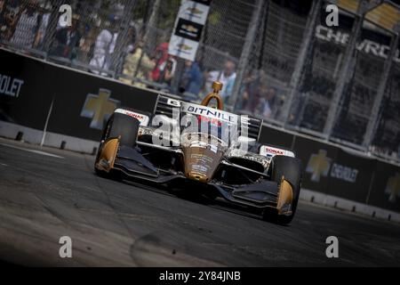 Il pilota INDYCAR, RINUS VEEKAY (21) di Hoofddorp, Paesi Bassi, attraversa le curve con la sua Chevrolet ed Carpenter Racing durante una sessione di prove Foto Stock