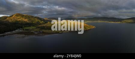 Atmosfera serale a Loch Alsh con la collina di Tulach Ard, colpo di droni, Reraig, Kyle, Scozia, gran Bretagna Foto Stock