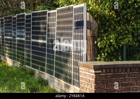 Recinzione solare, pannelli solari come recinzione da giardino e schermo per la privacy in una strada a Langenfeld, Germania, Europa Foto Stock