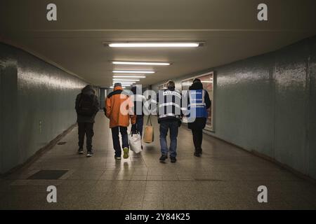 Germania, Berlino, 25 novembre 2018, Kaeltebus della missione della città di Berlino, stazione della metropolitana Amrumer Strasse, dipendenti della missione della città, Karla Kopernik a Foto Stock