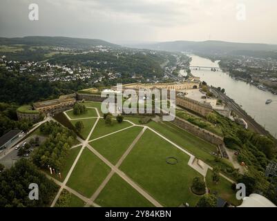 La fortezza di Ehrenbreitstein si trova a 118 metri sopra il Reno, di fronte alla foce della Mosella con il Deutsches Eck a Coblenza. Ehrenbreitstein F. Foto Stock