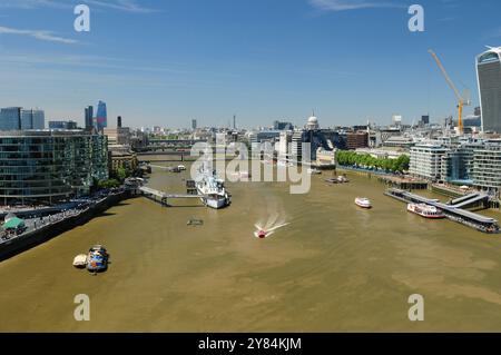 Vista dal Tower Bridge al fiume Tamigi a Londra, Inghilterra, Gran Bretagna in Una splendida giornata estiva con Un cielo azzurro Foto Stock