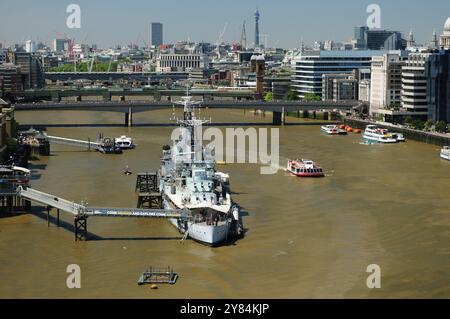 Vista dal Tower Bridge al London Bridge sul Tamigi a Londra, Inghilterra, Gran Bretagna, in Una splendida giornata estiva con Un cielo azzurro Foto Stock