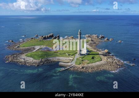 Vista aerea dell'isola Ile Vierge con fari Phare de l'Ile Vierge, vecchio faro del 1845 e nuovo faro del 1902, con 82 metri di altezza Foto Stock