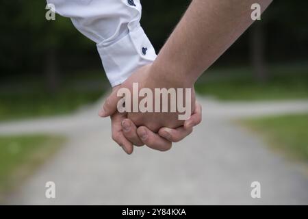 2 persone che si tengono per mano Foto Stock